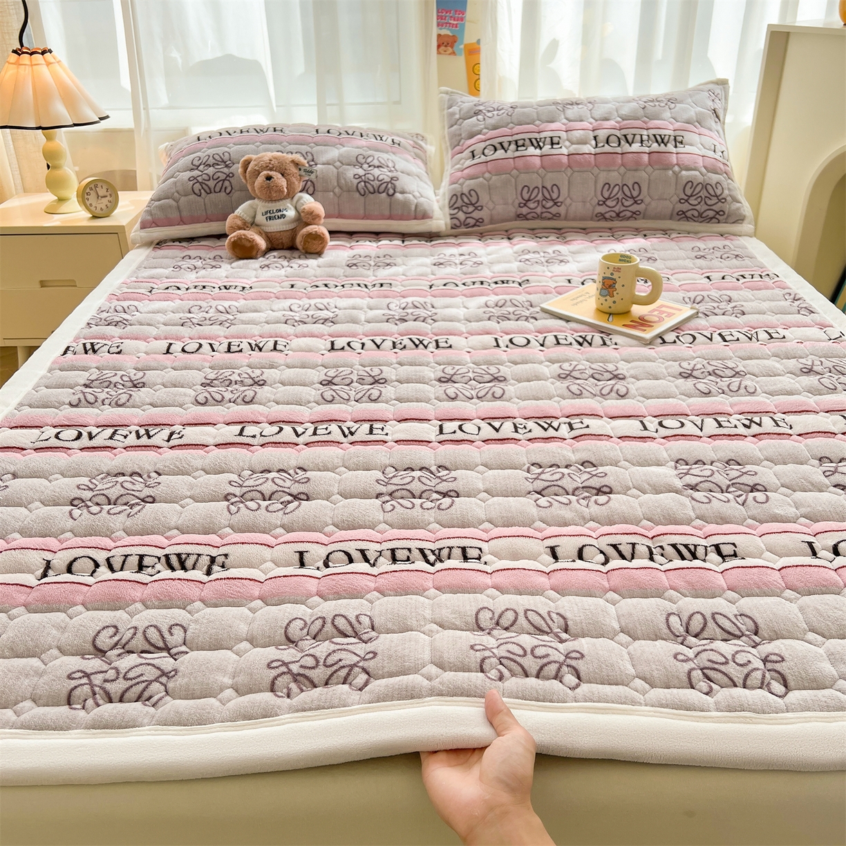 91家纺网 家纺一手货源 找家纺 慕木家纺 2025新款大床款牛奶绒印花床褥垫系列 床褥垫-蝶舞飞