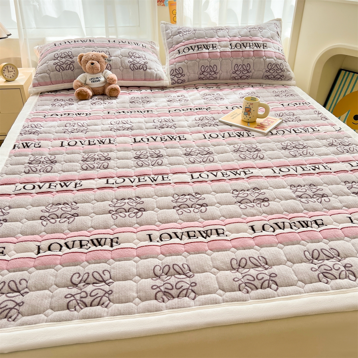 91家纺网 家纺一手货源 找家纺 慕木家纺 2025新款大床款牛奶绒印花床褥垫系列 床褥垫-蝶舞飞