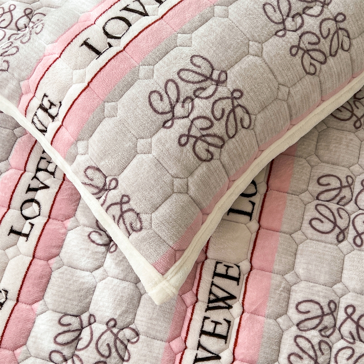 91家纺网 家纺一手货源 找家纺 慕木家纺 2025新款大床款牛奶绒印花床褥垫系列 床褥垫-蝶舞飞