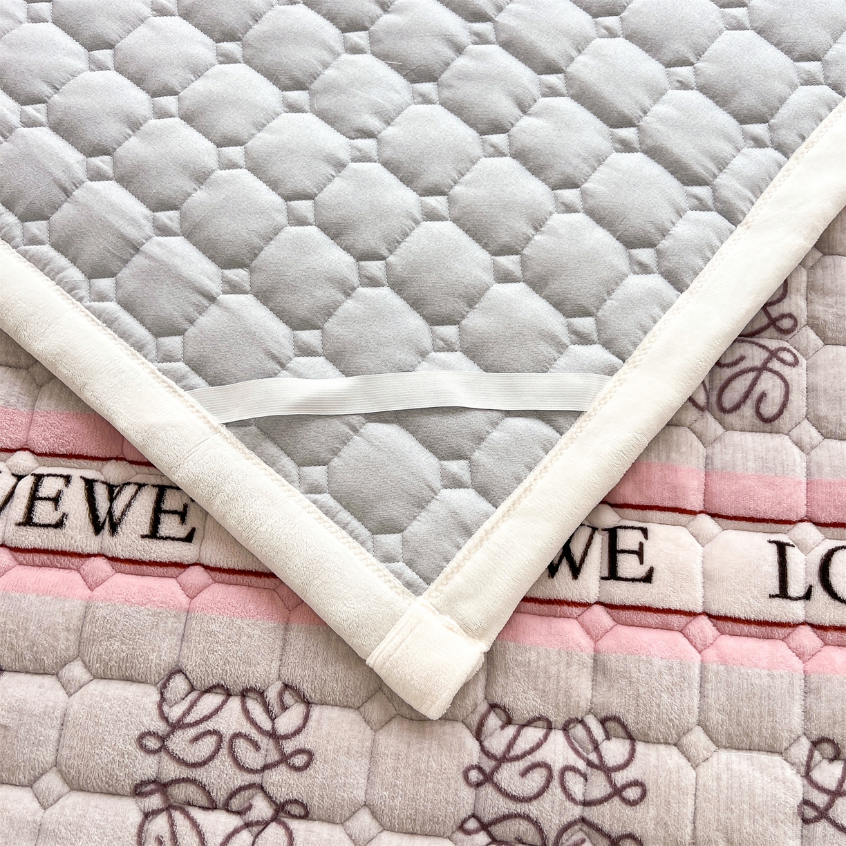 91家纺网 家纺一手货源 找家纺 慕木家纺 2025新款大床款牛奶绒印花床褥垫系列 床褥垫-蝶舞飞