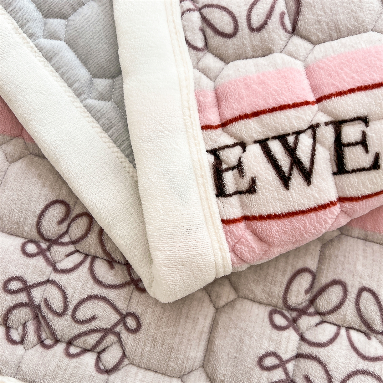 91家纺网 家纺一手货源 找家纺 慕木家纺 2025新款大床款牛奶绒印花床褥垫系列 床褥垫-蝶舞飞