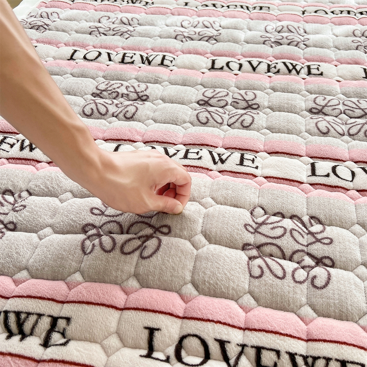 91家纺网 家纺一手货源 找家纺 慕木家纺 2025新款大床款牛奶绒印花床褥垫系列 床褥垫-蝶舞飞