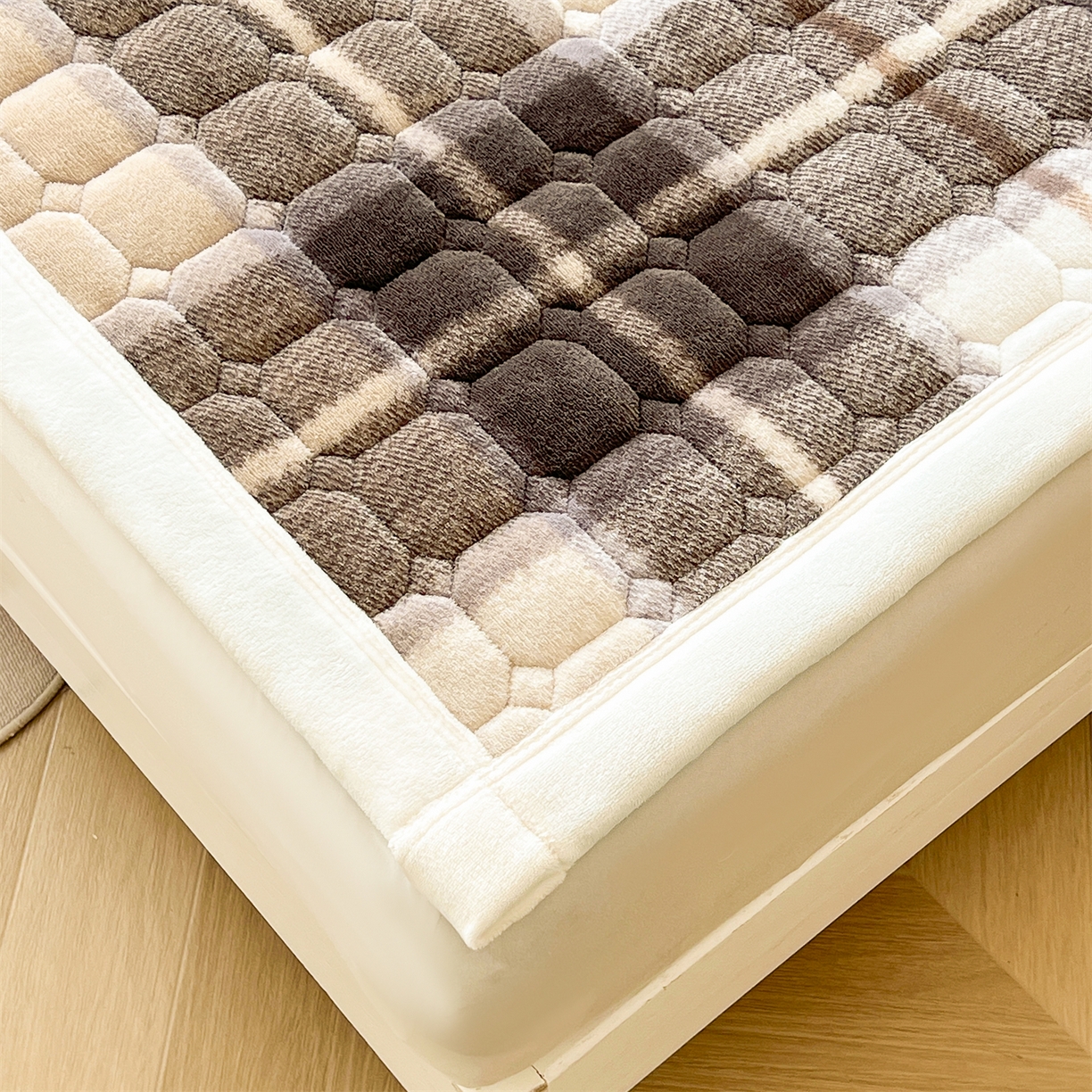 91家纺网 家纺一手货源 找家纺 慕木家纺 2025新款大床款牛奶绒印花床褥垫系列 床褥垫-菲拉格