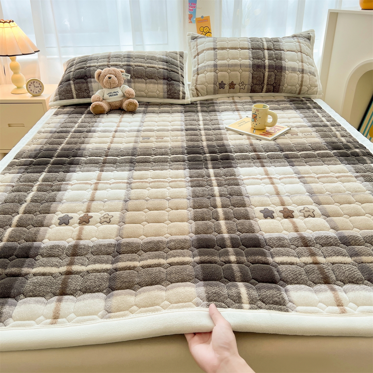 91家纺网 家纺一手货源 找家纺 慕木家纺 2025新款大床款牛奶绒印花床褥垫系列 床褥垫-菲拉格