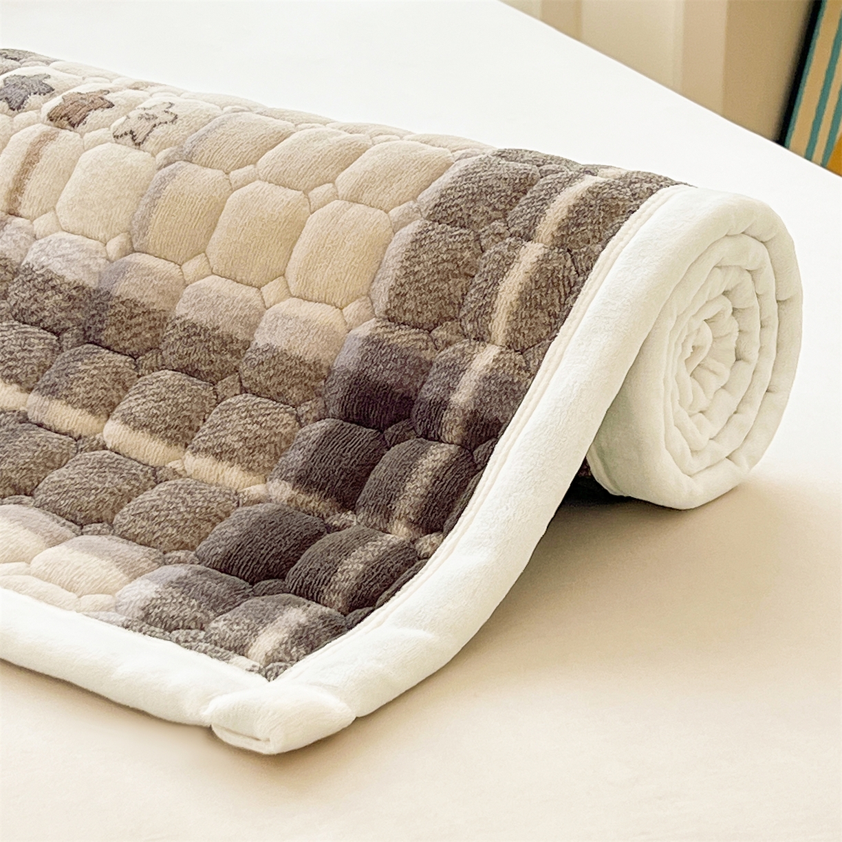 91家纺网 家纺一手货源 找家纺 慕木家纺 2025新款大床款牛奶绒印花床褥垫系列 床褥垫-菲拉格