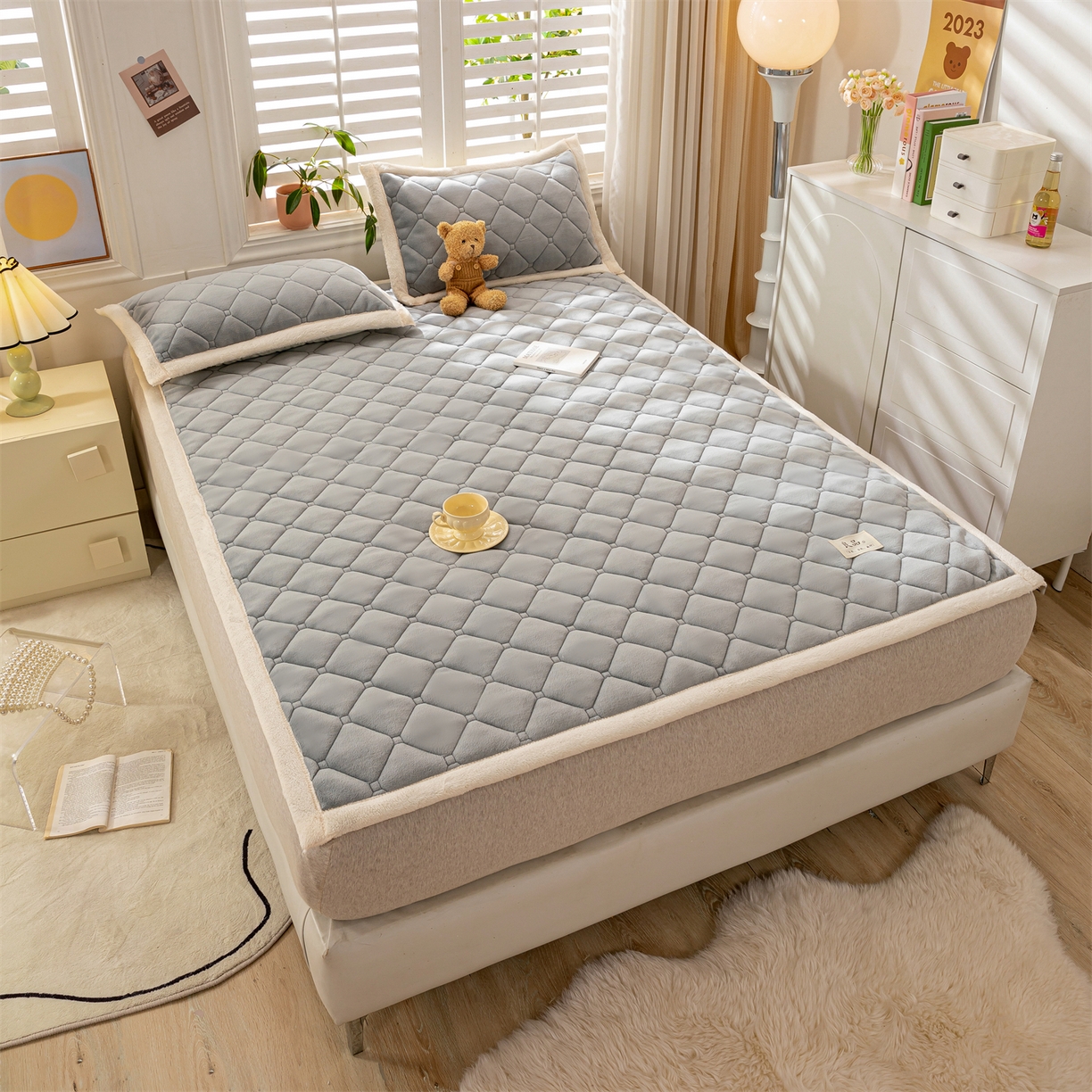 91家纺网 家纺一手货源 找家纺 慕木家纺 2025新款大床款牛奶绒印花床褥垫系列 床褥垫-高级灰