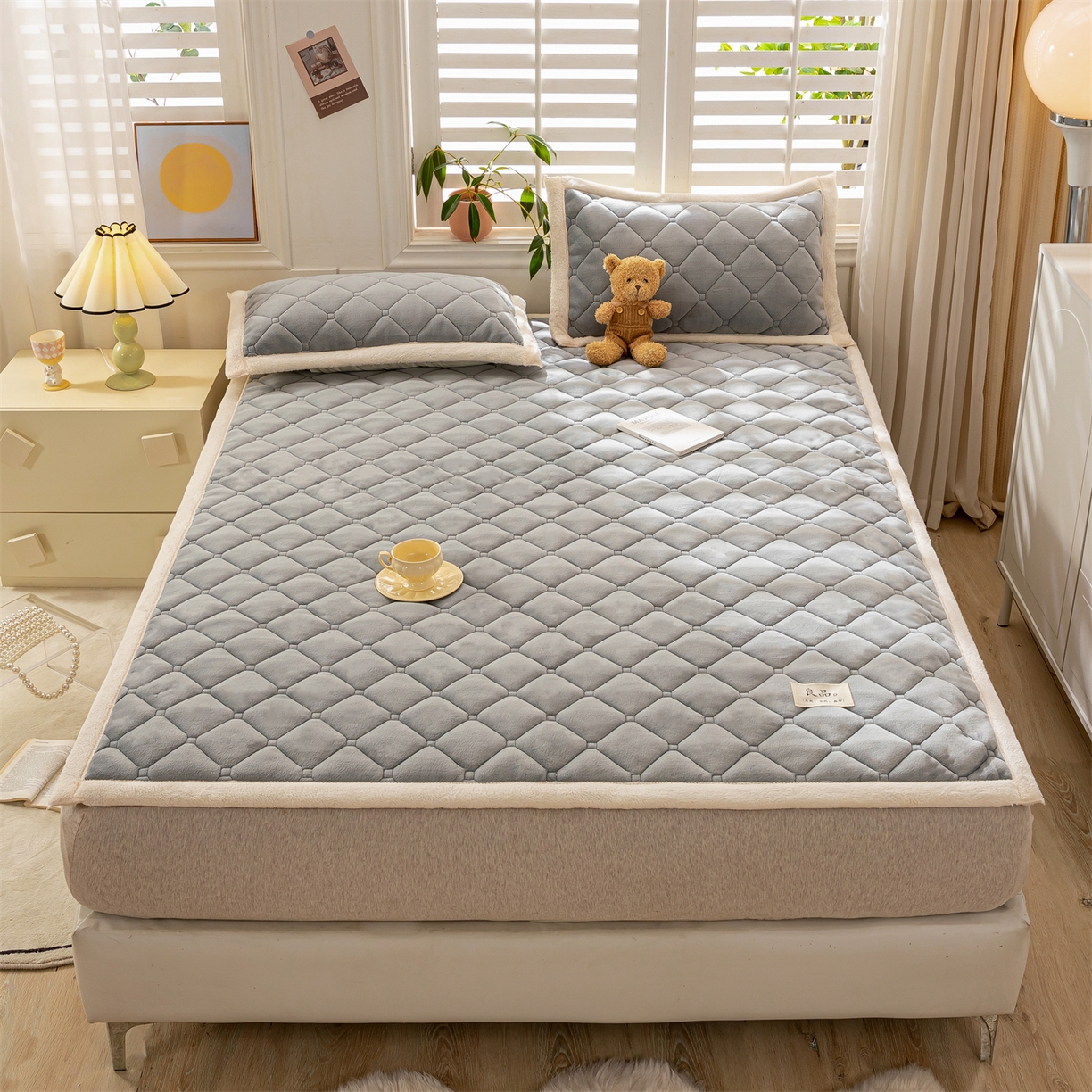 91家纺网 家纺一手货源 找家纺 慕木家纺 2025新款大床款牛奶绒印花床褥垫系列 床褥垫-高级灰