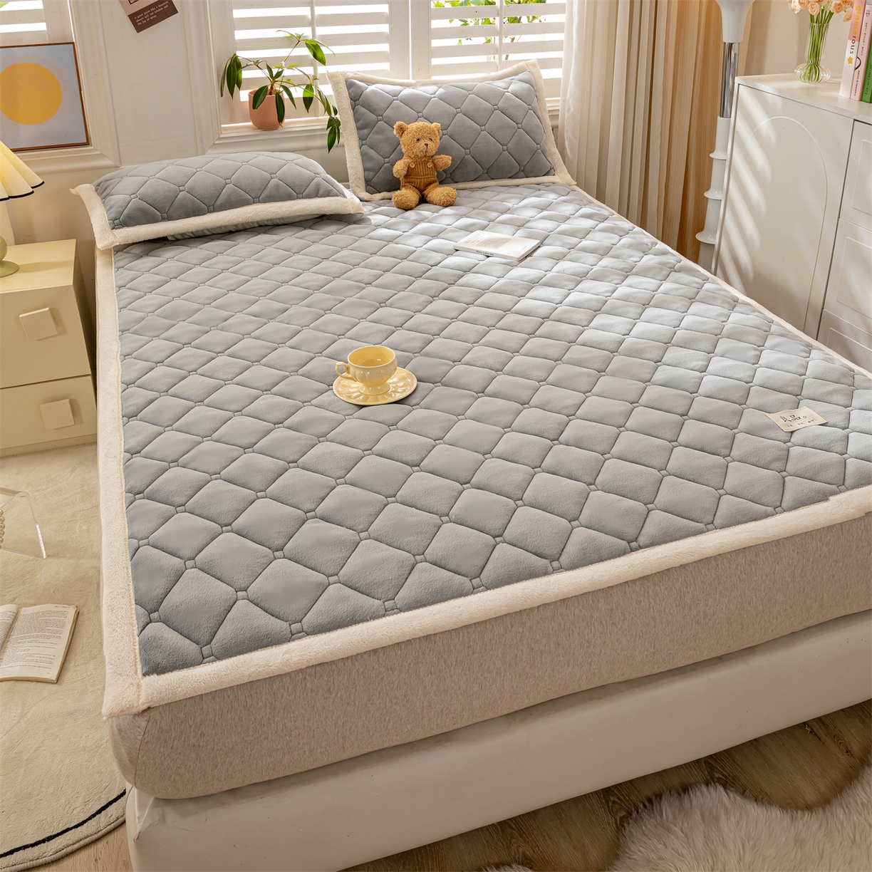 91家纺网 家纺一手货源 找家纺 慕木家纺 2025新款大床款牛奶绒印花床褥垫系列 床褥垫-高级灰