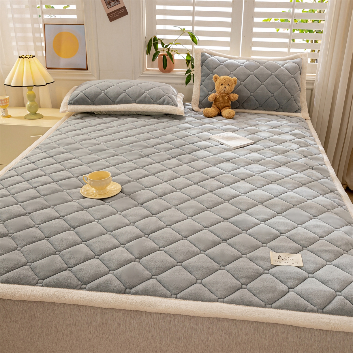 91家纺网 家纺一手货源 找家纺 慕木家纺 2025新款大床款牛奶绒印花床褥垫系列 床褥垫-高级灰