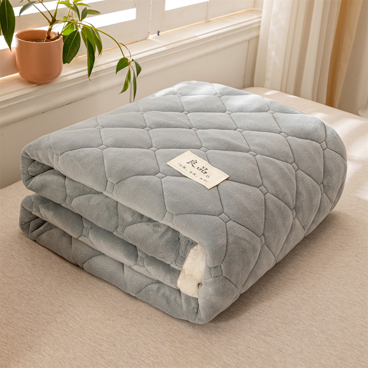 91家纺网 家纺一手货源 找家纺 慕木家纺 2025新款大床款牛奶绒印花床褥垫系列 床褥垫-高级灰