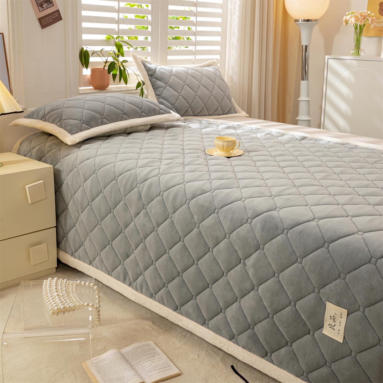 91家纺网 家纺一手货源 找家纺 慕木家纺 2025新款大床款牛奶绒印花床褥垫系列 床褥垫-高级灰