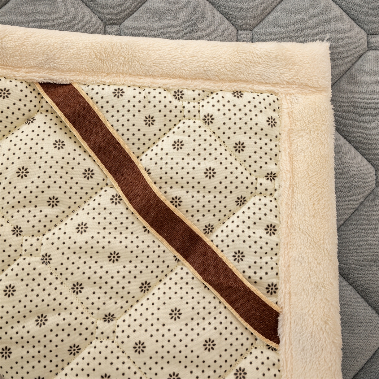 91家纺网 家纺一手货源 找家纺 慕木家纺 2025新款大床款牛奶绒印花床褥垫系列 床褥垫-高级灰