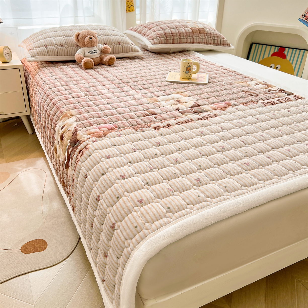 91家纺网 家纺一手货源 找家纺 慕木家纺 2025新款大床款牛奶绒印花床褥垫系列 床褥垫-杰米狗