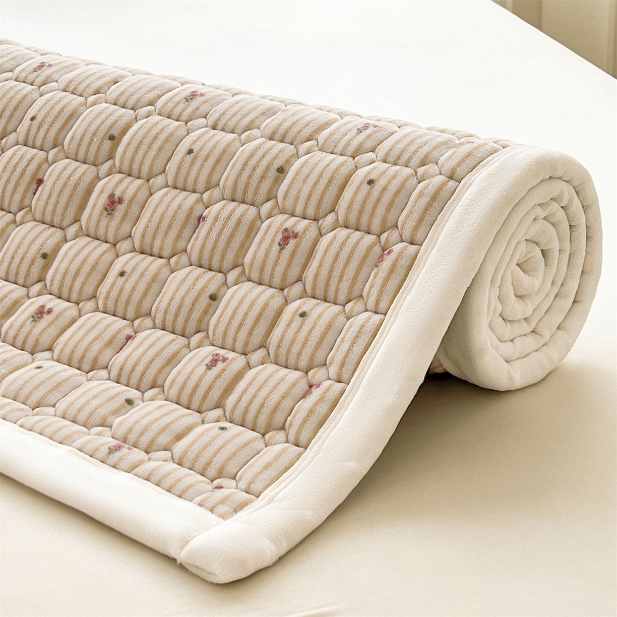 91家纺网 家纺一手货源 找家纺 慕木家纺 2025新款大床款牛奶绒印花床褥垫系列 床褥垫-杰米狗