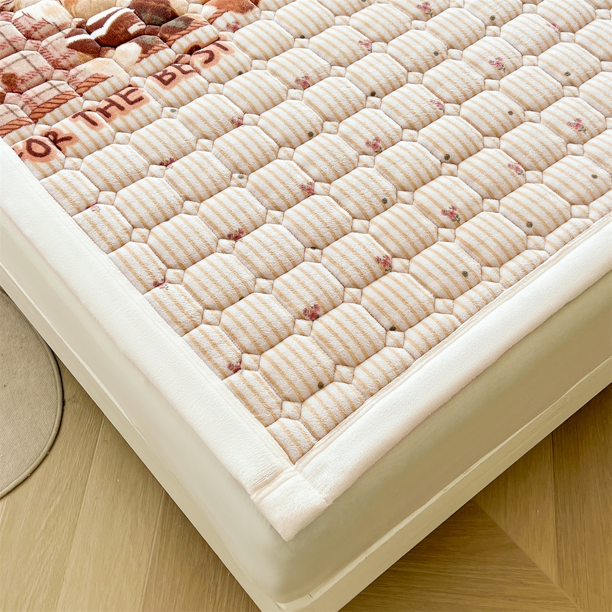 91家纺网 家纺一手货源 找家纺 慕木家纺 2025新款大床款牛奶绒印花床褥垫系列 床褥垫-杰米狗