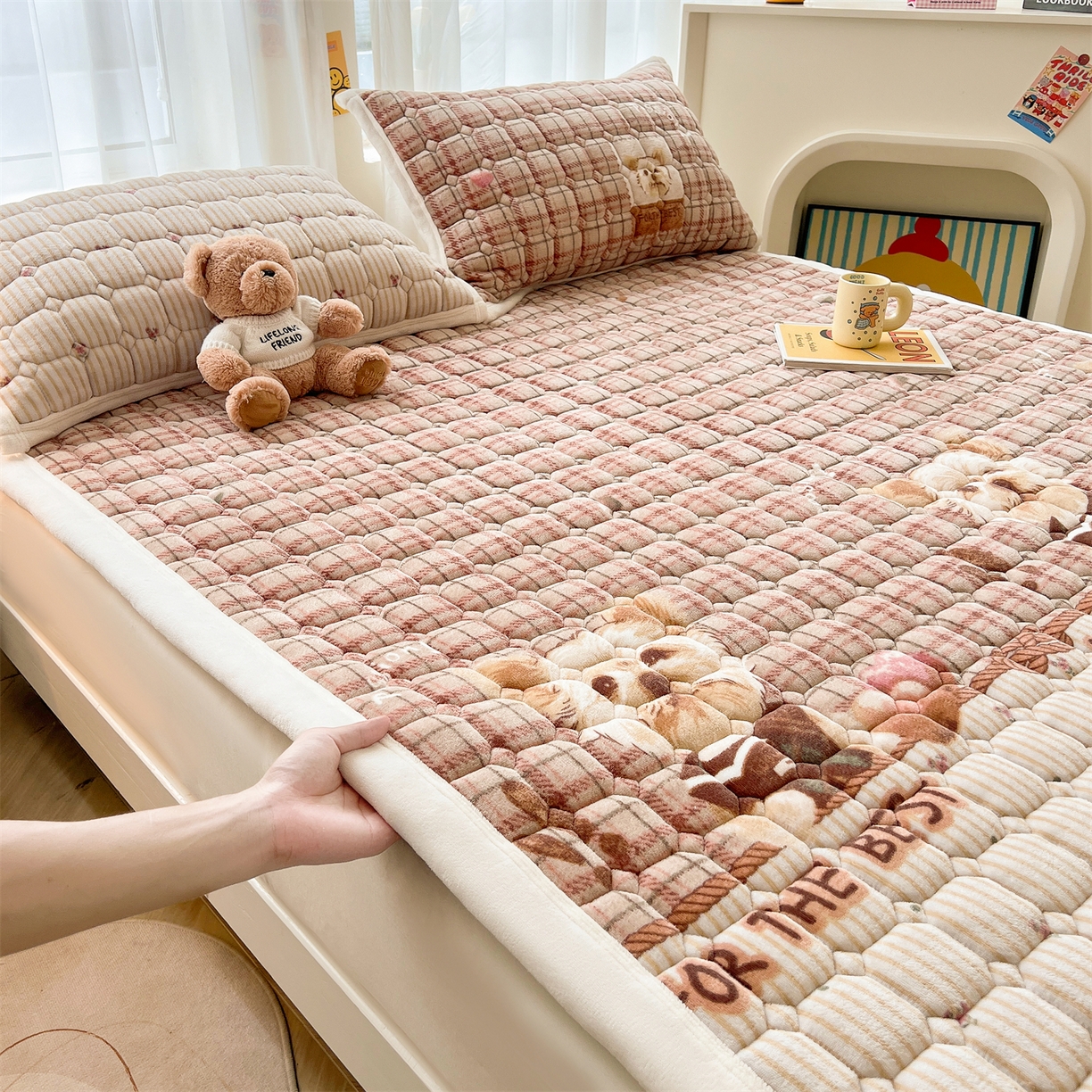 91家纺网 家纺一手货源 找家纺 慕木家纺 2025新款大床款牛奶绒印花床褥垫系列 床褥垫-杰米狗