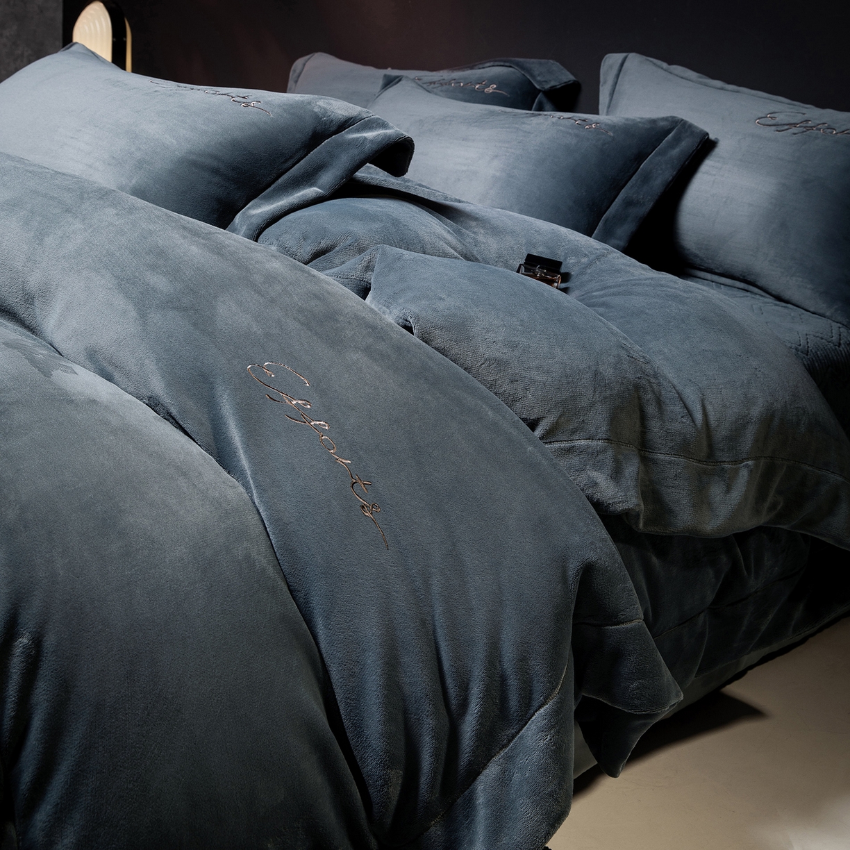 91家纺网 家纺一手货源 找家纺 （总）控价 2025新款 床盖款240克全消光A类刺绣牛奶绒四件套-赫本风格2