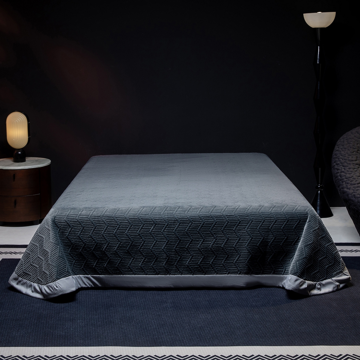 91家纺网 家纺一手货源 找家纺 新方向 2025新款全消光A类刺绣牛奶绒四件套-赫本风格2 赫本-爵士灰