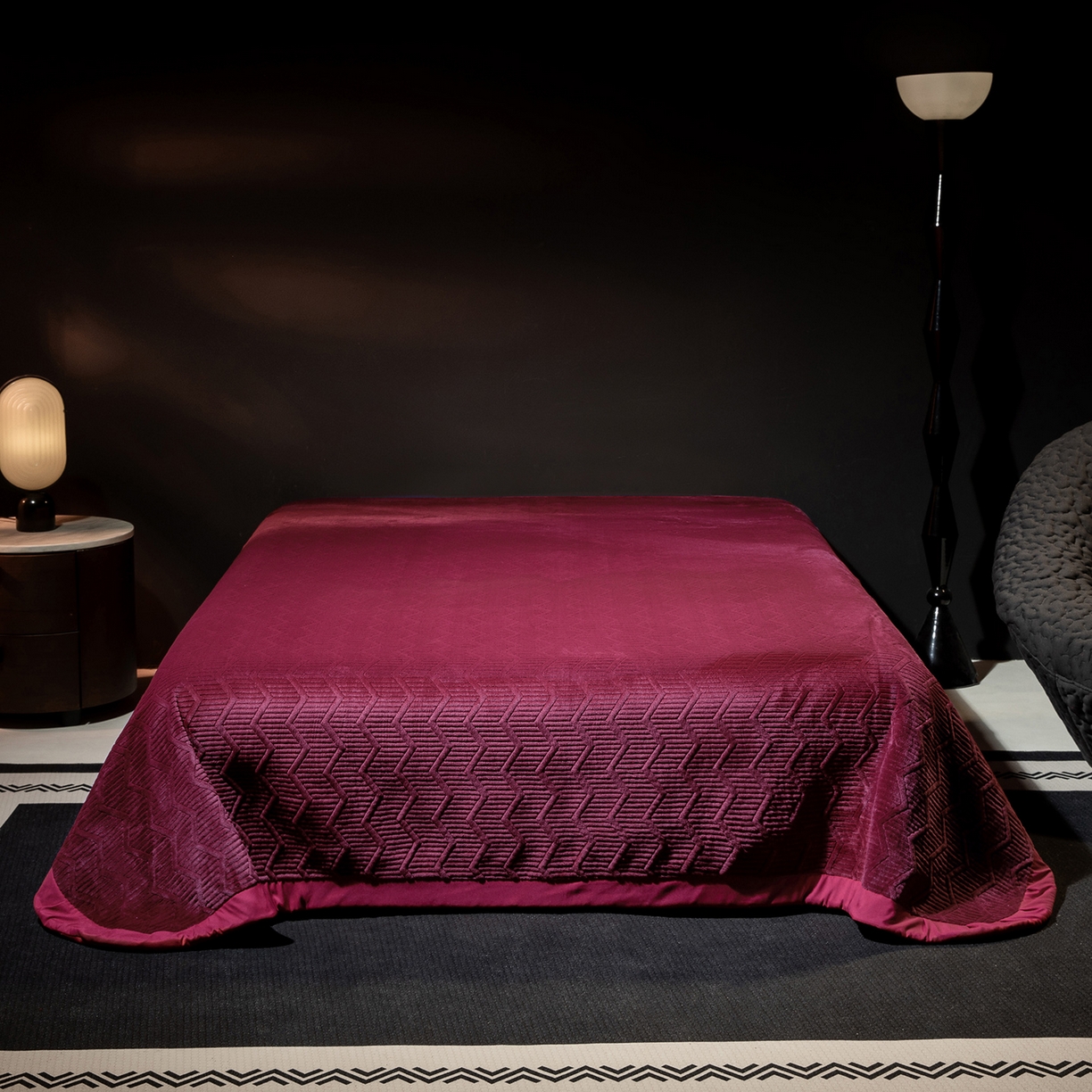 91家纺网 家纺一手货源 找家纺 新方向 2025新款全消光A类刺绣牛奶绒四件套-赫本风格2 赫本-玛瑙红