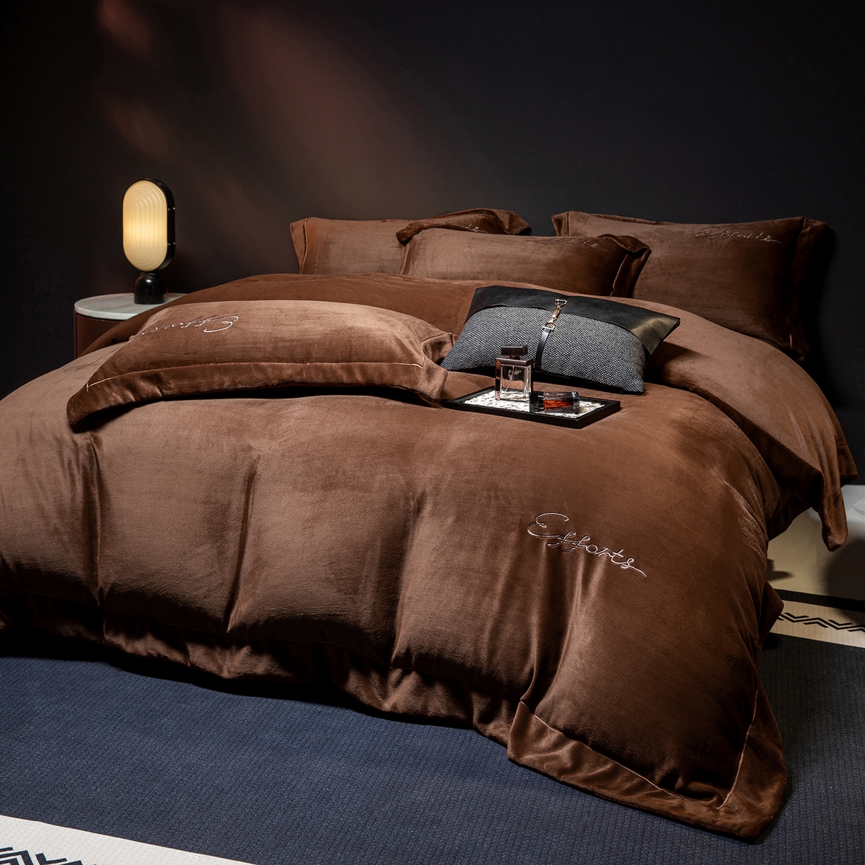 91家纺网 家纺一手货源 找家纺 新方向 2025新款全消光A类刺绣牛奶绒四件套-赫本风格2 赫本-咖啡