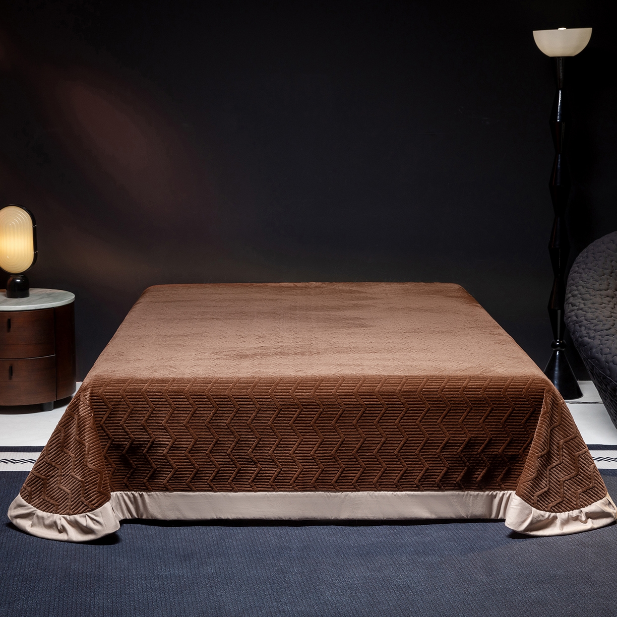 91家纺网 家纺一手货源 找家纺 新方向 2025新款全消光A类刺绣牛奶绒四件套-赫本风格2 赫本-咖啡