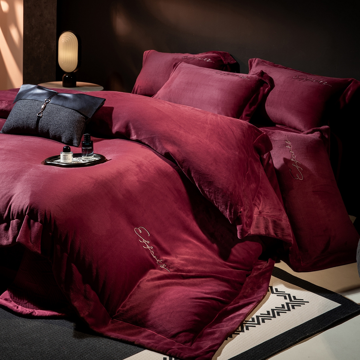 91家纺网 家纺一手货源 找家纺 新方向 2025新款全消光A类刺绣牛奶绒四件套-赫本风格2 赫本-玛瑙红