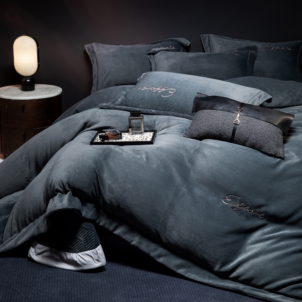 91家纺网 家纺一手货源 找家纺 新方向 2025新款全消光A类刺绣牛奶绒四件套-赫本风格2 赫本-爵士灰