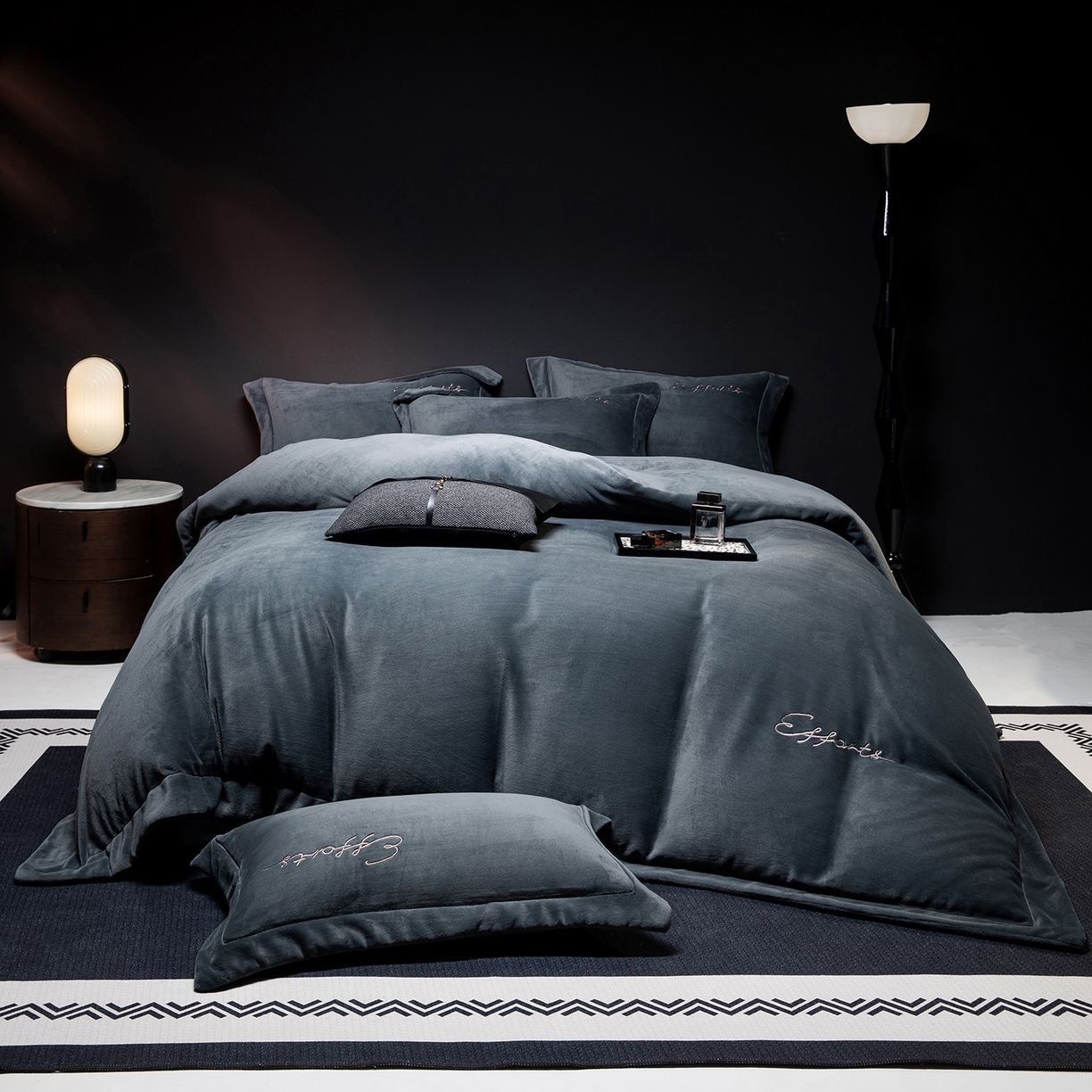 91家纺网 家纺一手货源 找家纺 （总）控价 2025新款 床盖款240克全消光A类刺绣牛奶绒四件套-赫本风格2