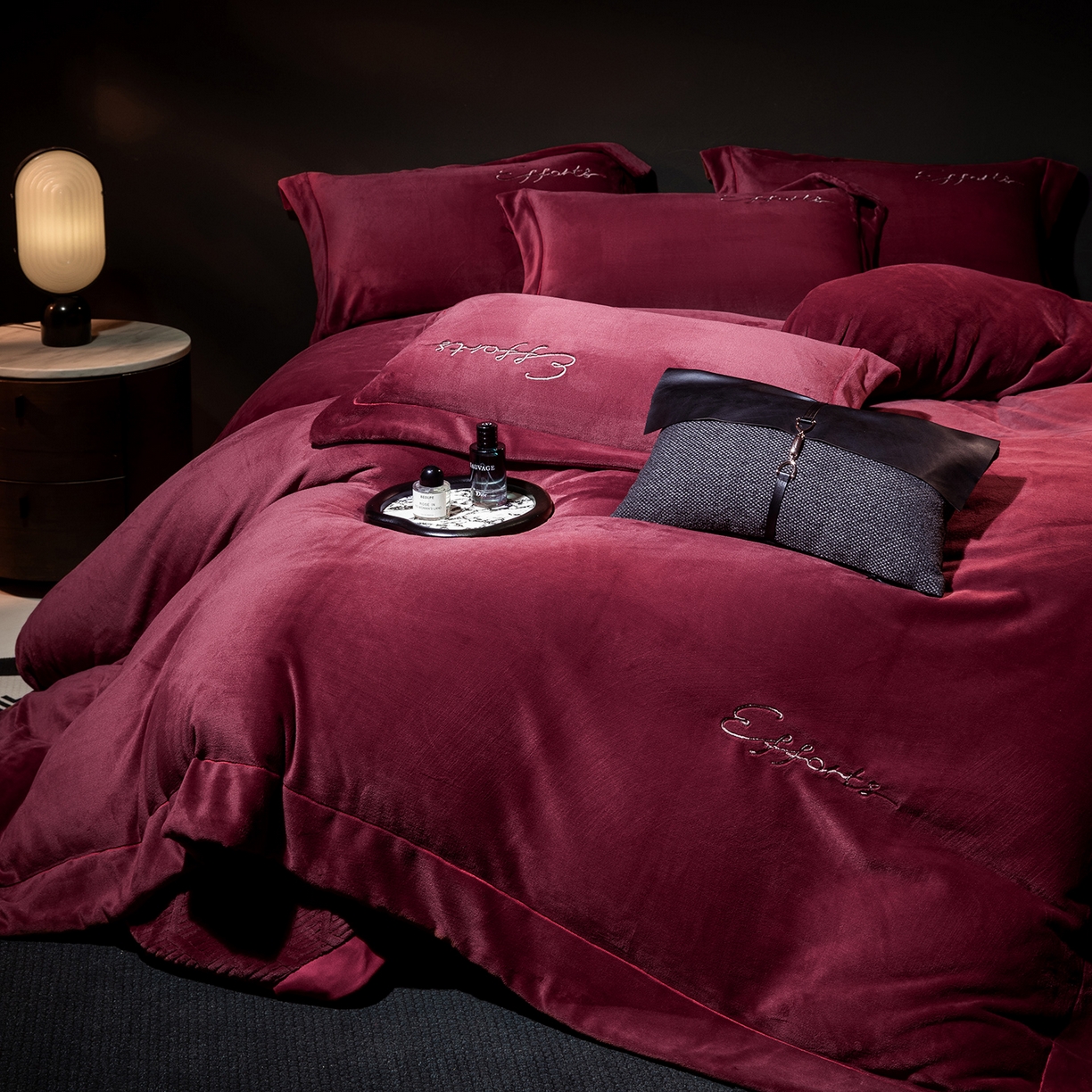 91家纺网 家纺一手货源 找家纺 新方向 2025新款全消光A类刺绣牛奶绒四件套-赫本风格2 赫本-玛瑙红