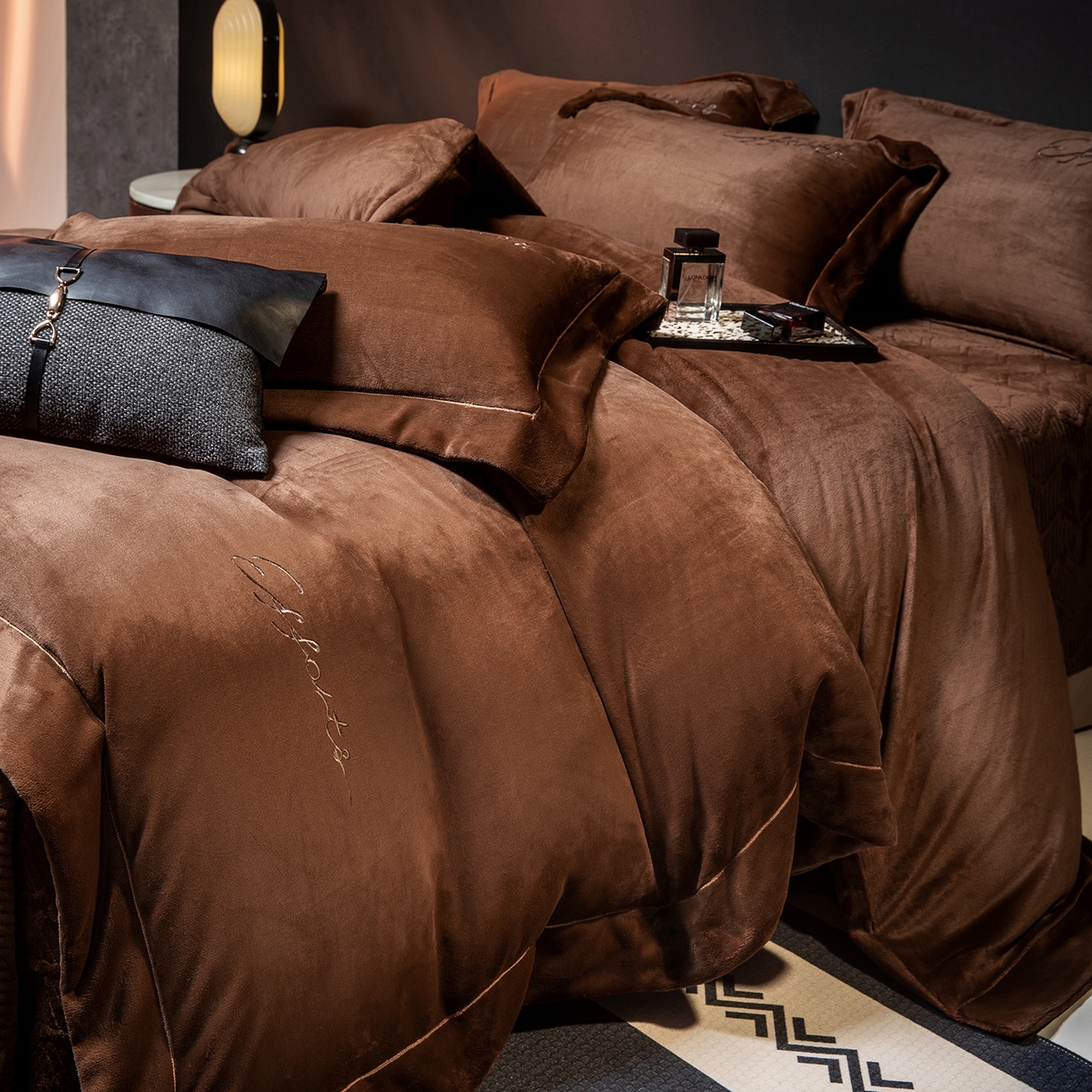 91家纺网 家纺一手货源 找家纺 新方向 2025新款全消光A类刺绣牛奶绒四件套-赫本风格2 赫本-咖啡