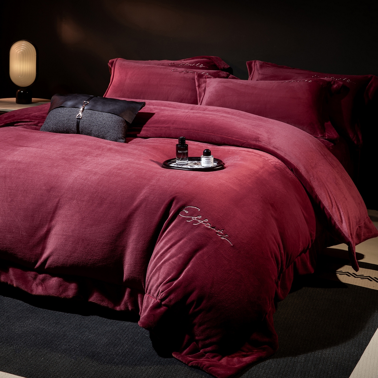 91家纺网 家纺一手货源 找家纺 新方向 2025新款全消光A类刺绣牛奶绒四件套-赫本风格2 赫本-玛瑙红