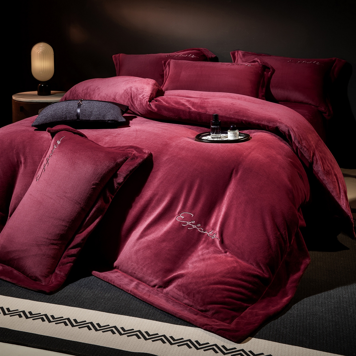 91家纺网 家纺一手货源 找家纺 新方向 2025新款全消光A类刺绣牛奶绒四件套-赫本风格2 赫本-玛瑙红