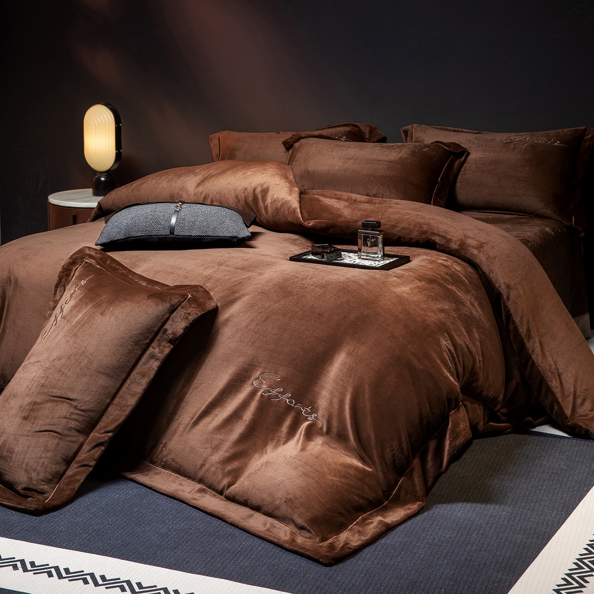 91家纺网 家纺一手货源 找家纺 新方向 2025新款全消光A类刺绣牛奶绒四件套-赫本风格2 赫本-咖啡