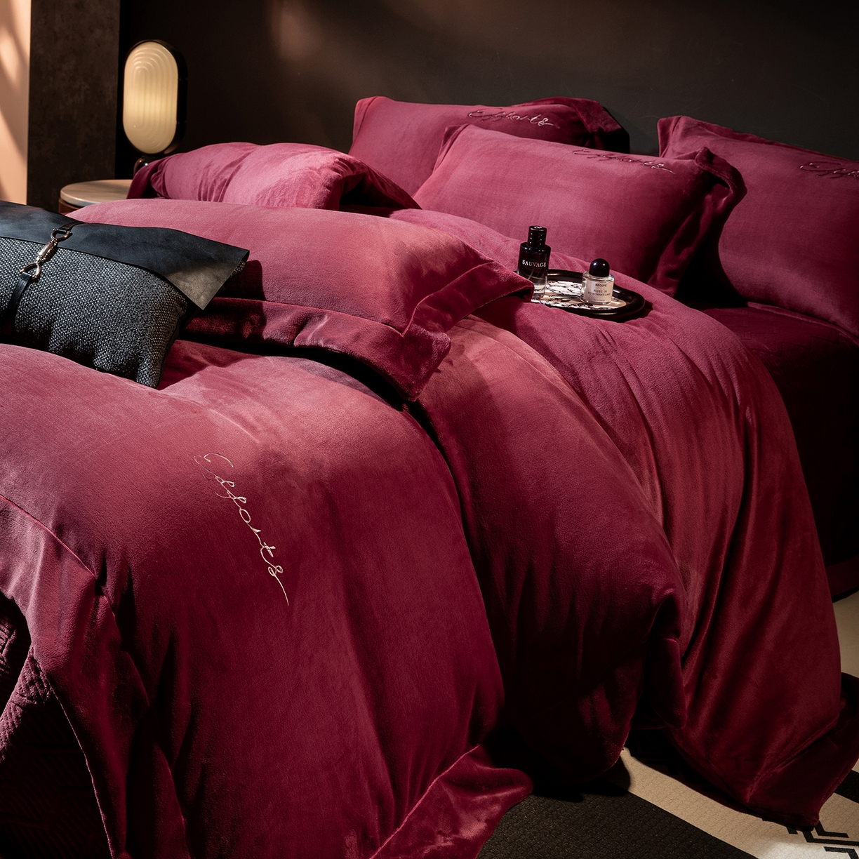 91家纺网 家纺一手货源 找家纺 新方向 2025新款全消光A类刺绣牛奶绒四件套-赫本风格2 赫本-玛瑙红