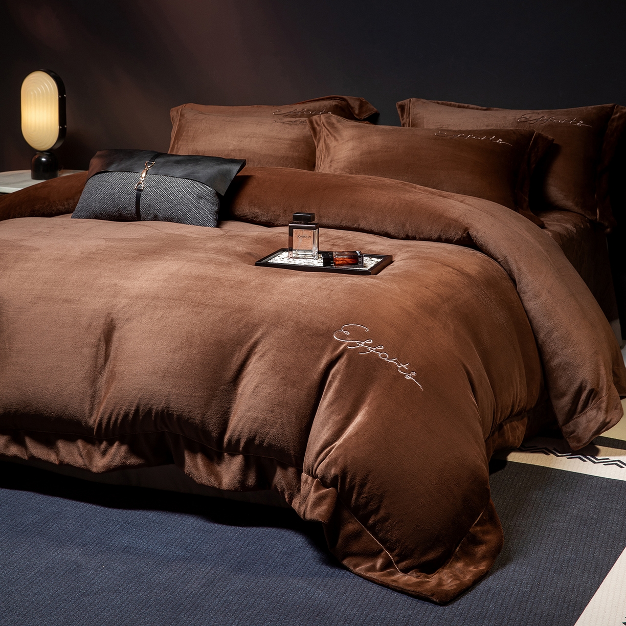 91家纺网 家纺一手货源 找家纺 新方向 2025新款全消光A类刺绣牛奶绒四件套-赫本风格2 赫本-咖啡