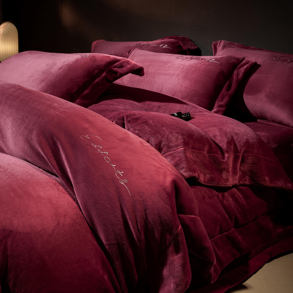 91家纺网 家纺一手货源 找家纺 新方向 2025新款全消光A类刺绣牛奶绒四件套-赫本风格2 赫本-玛瑙红