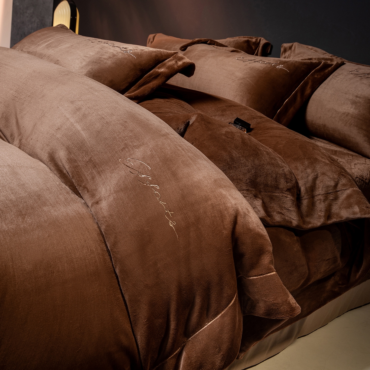 91家纺网 家纺一手货源 找家纺 新方向 2025新款全消光A类刺绣牛奶绒四件套-赫本风格2 赫本-咖啡