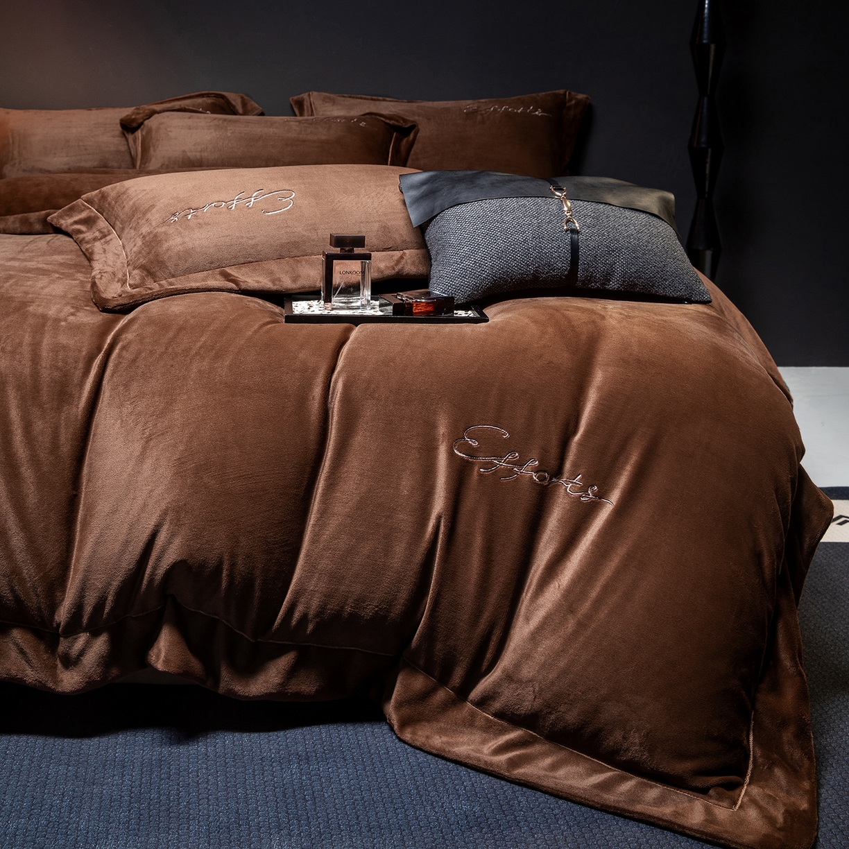 91家纺网 家纺一手货源 找家纺 新方向 2025新款全消光A类刺绣牛奶绒四件套-赫本风格2 赫本-咖啡