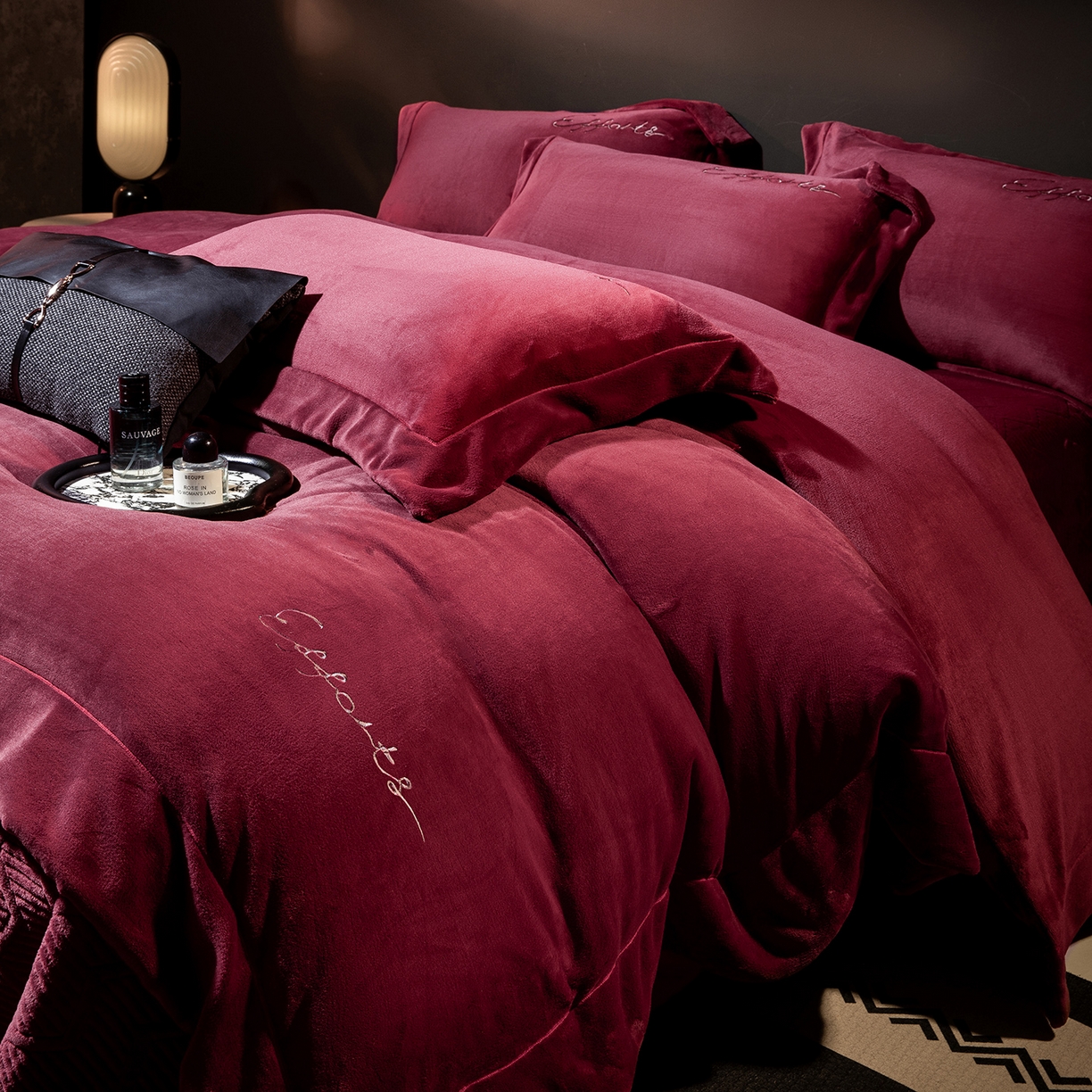 91家纺网 家纺一手货源 找家纺 新方向 2025新款全消光A类刺绣牛奶绒四件套-赫本风格2 赫本-玛瑙红