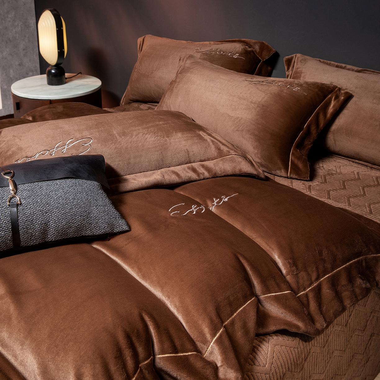 91家纺网 家纺一手货源 找家纺 新方向 2025新款全消光A类刺绣牛奶绒四件套-赫本风格2 赫本-咖啡