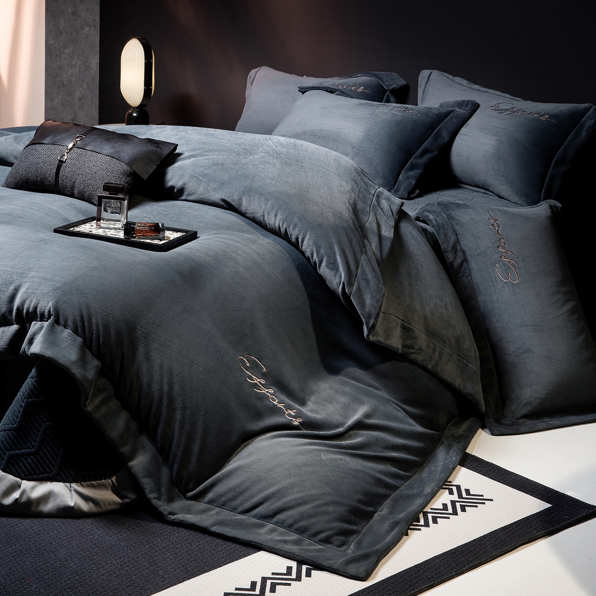 91家纺网 家纺一手货源 找家纺 （总）控价 2025新款 床盖款240克全消光A类刺绣牛奶绒四件套-赫本风格2