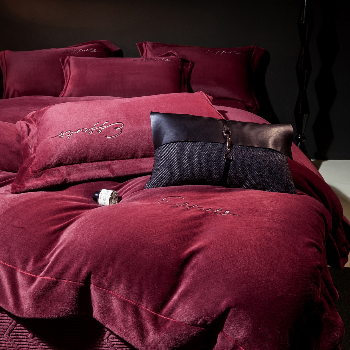 91家纺网 家纺一手货源 找家纺 新方向 2025新款全消光A类刺绣牛奶绒四件套-赫本风格2 赫本-玛瑙红