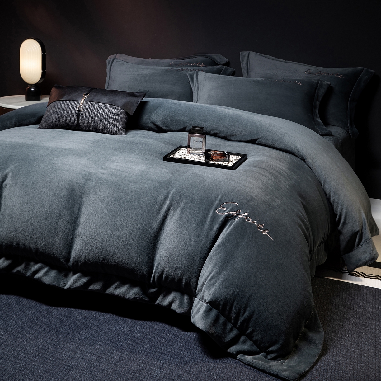 91家纺网 家纺一手货源 找家纺 （总）控价 2025新款 床盖款240克全消光A类刺绣牛奶绒四件套-赫本风格2