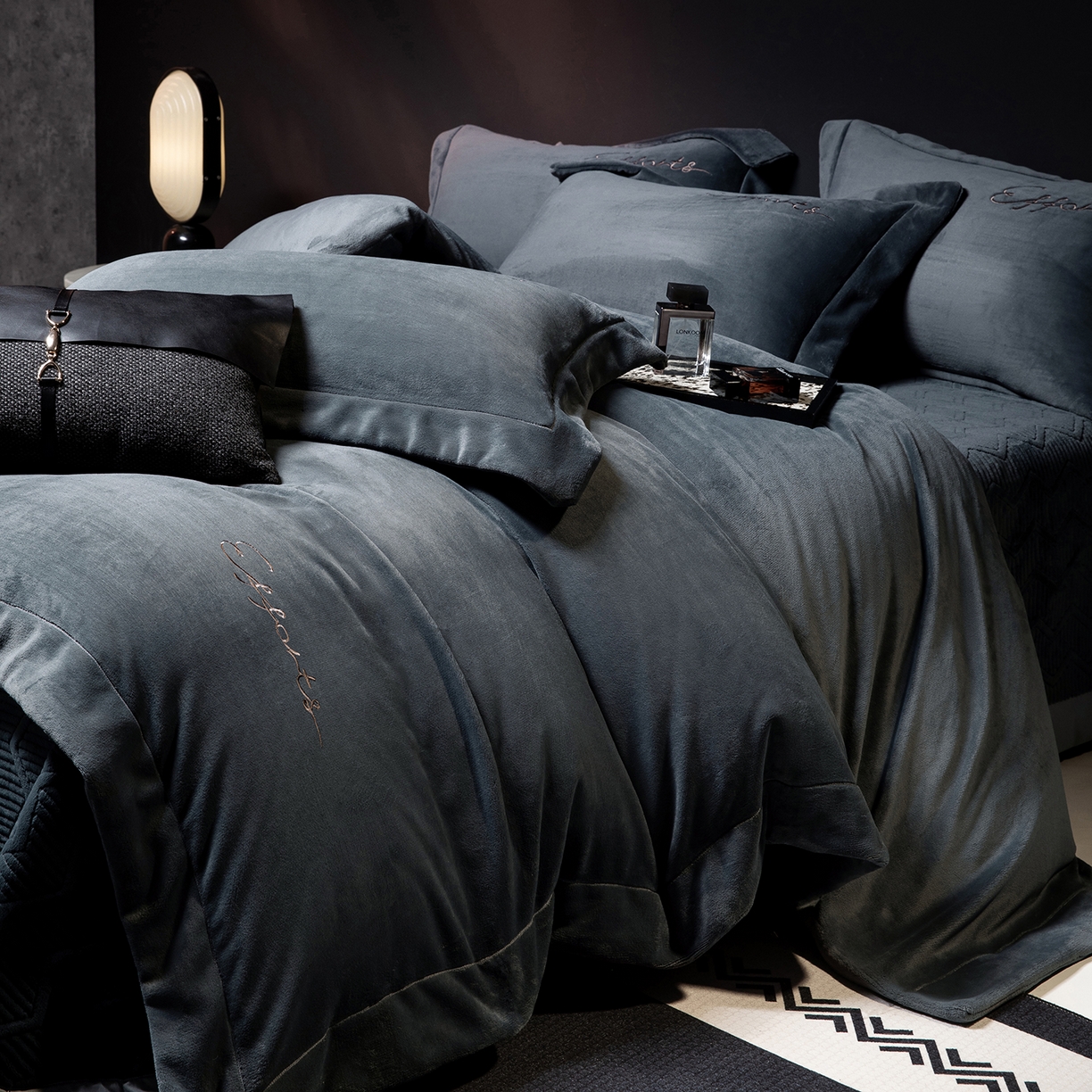 91家纺网 家纺一手货源 找家纺 新方向 2025新款全消光A类刺绣牛奶绒四件套-赫本风格2 赫本-爵士灰