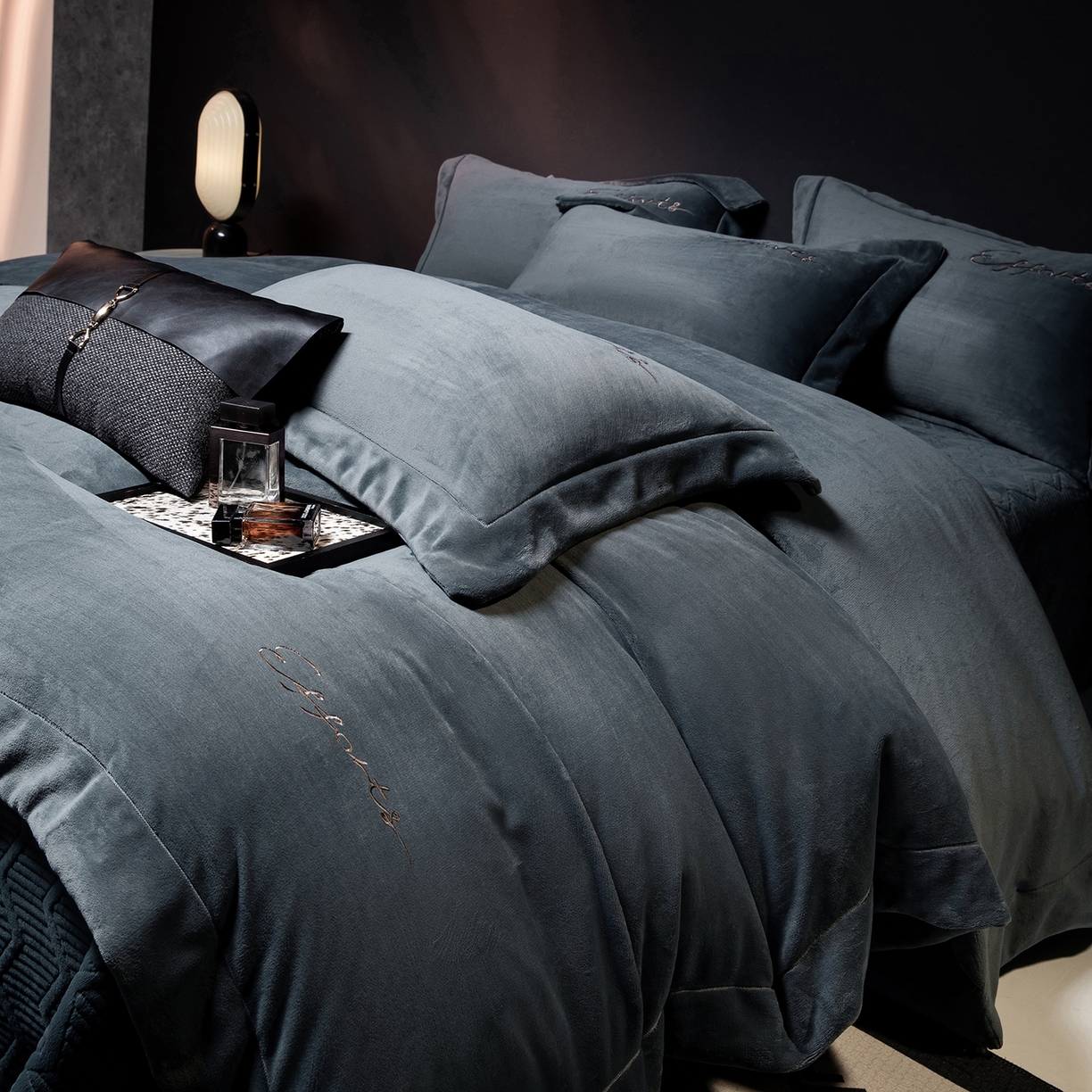 91家纺网 家纺一手货源 找家纺 新方向 2025新款全消光A类刺绣牛奶绒四件套-赫本风格2 赫本-爵士灰