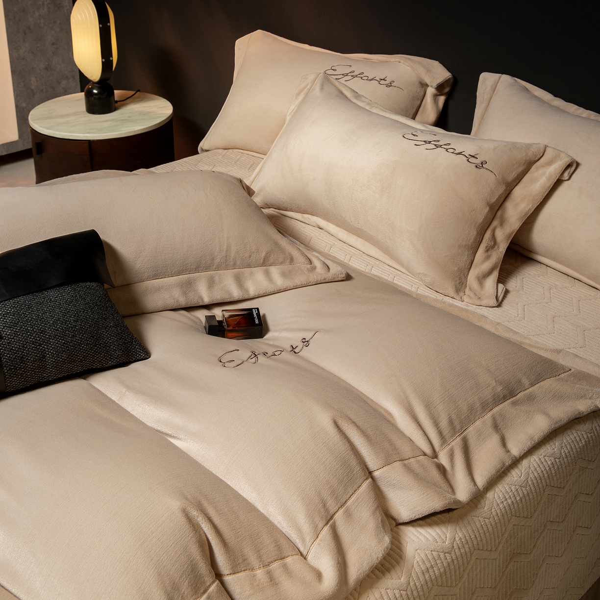 91家纺网 家纺一手货源 找家纺 新方向 2025新款全消光A类刺绣牛奶绒四件套-赫本风格2 赫本-香槟