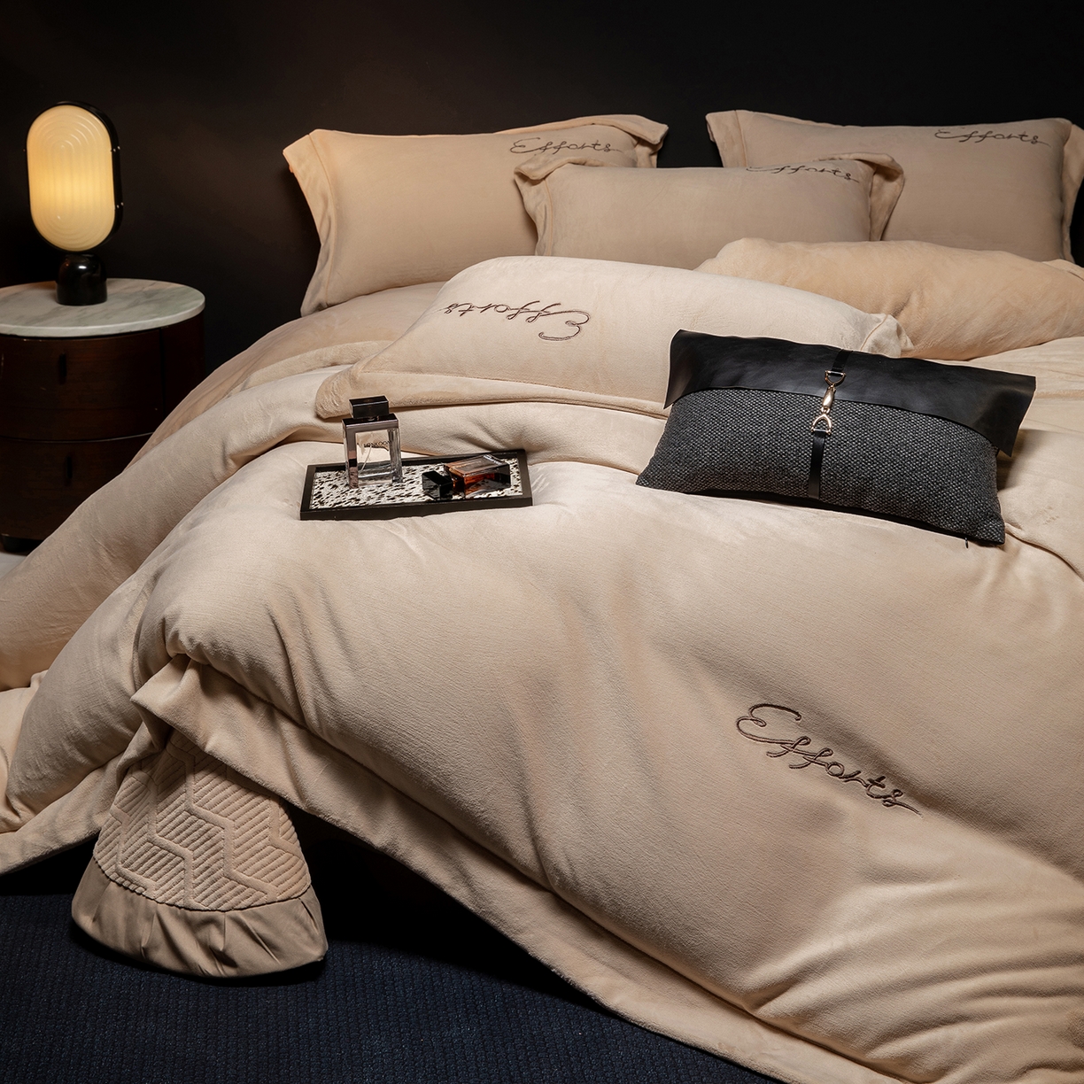 91家纺网 家纺一手货源 找家纺 新方向 2025新款全消光A类刺绣牛奶绒四件套-赫本风格2 赫本-香槟