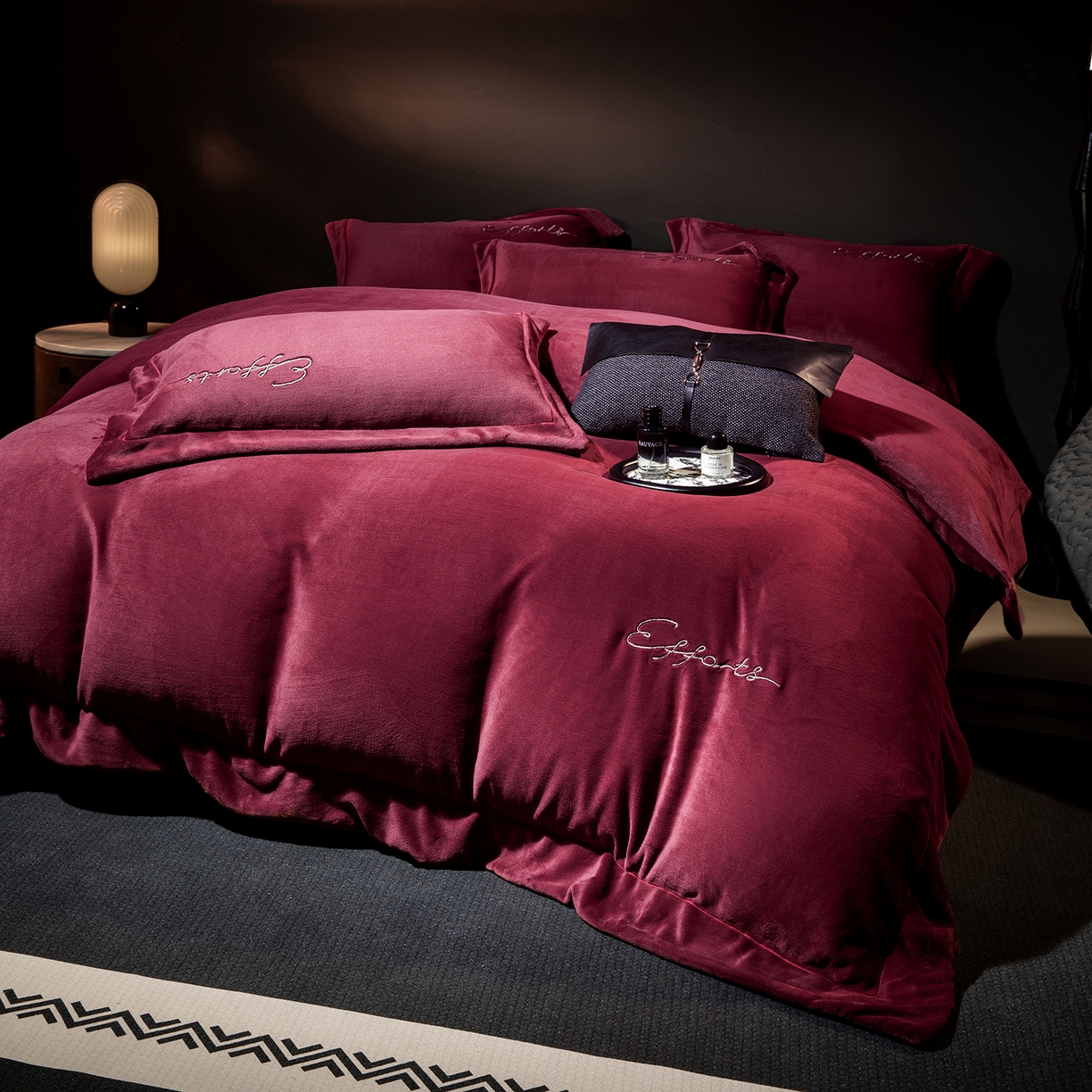 91家纺网 家纺一手货源 找家纺 新方向 2025新款全消光A类刺绣牛奶绒四件套-赫本风格2 赫本-玛瑙红