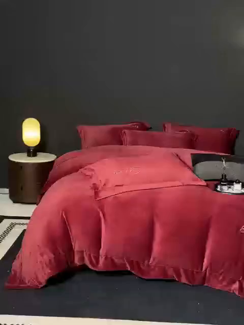 91家纺网 家纺一手货源 找家纺 新方向 2025新款全消光A类刺绣牛奶绒四件套-赫本风格2 赫本-玛瑙红