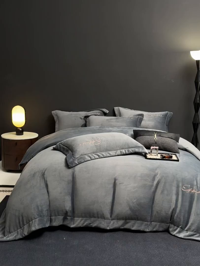 91家纺网 家纺一手货源 找家纺 （总）控价 2025新款 床盖款240克全消光A类刺绣牛奶绒四件套-赫本风格2